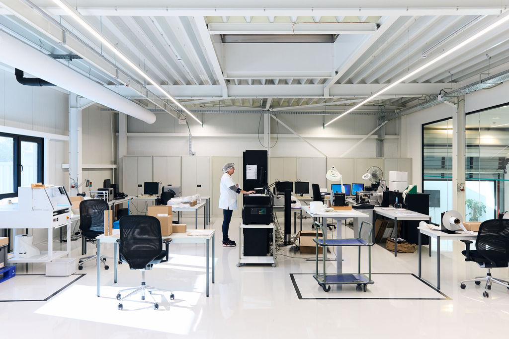 Reynders R&D laboratory workspace with advanced equipment