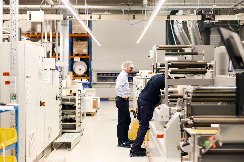 Reynders production team working together at manufacturing equipment